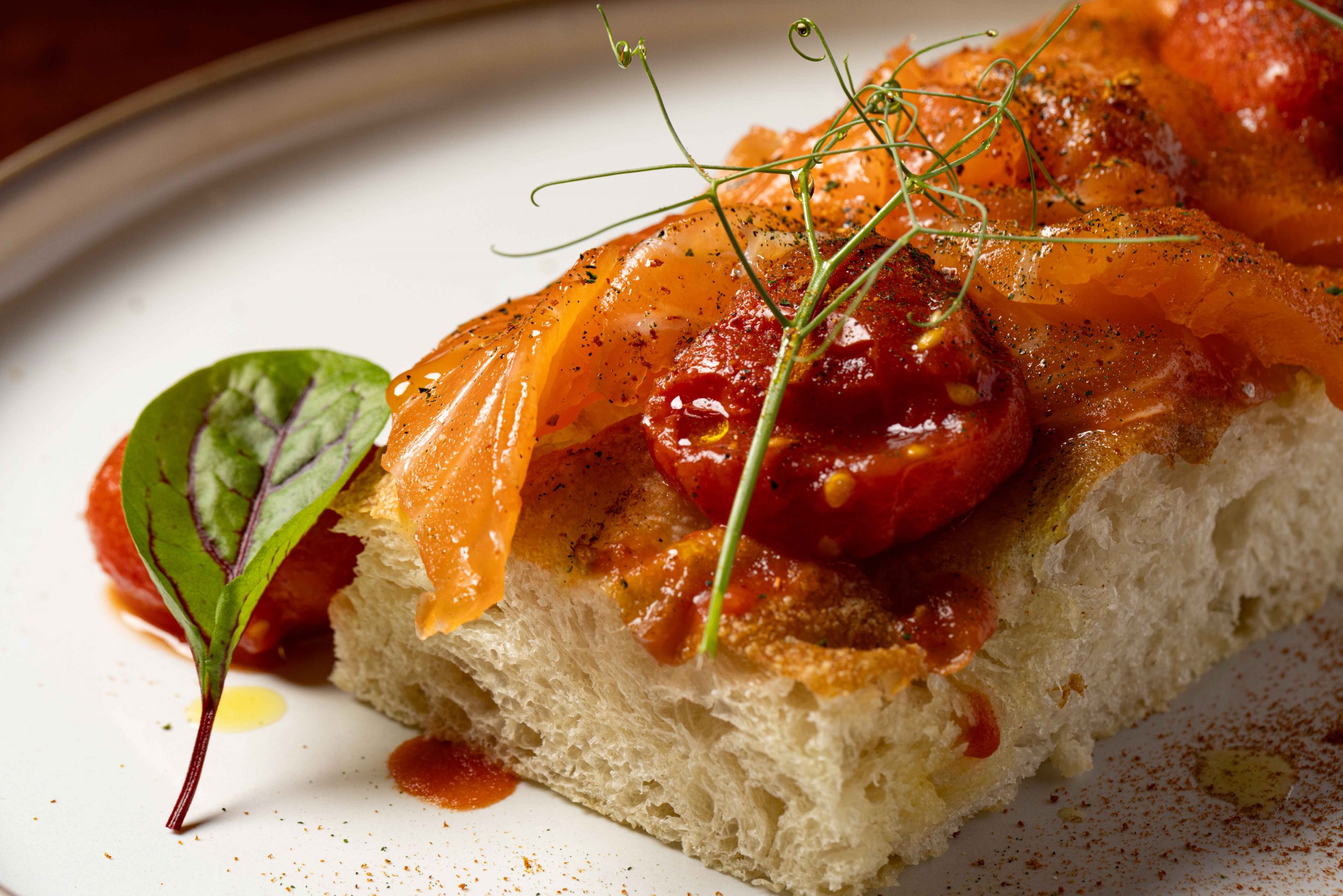 Svensk laks (gravlax), økologiske datterini cherrytomater og basilikumfocaccia